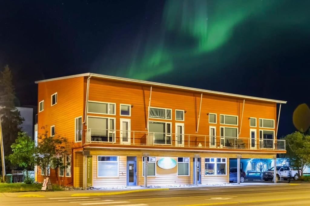 un condominio con l'aurora boreale nel cielo di NN - The Flame - Downtown 1-bed 2-bath a Whitehorse