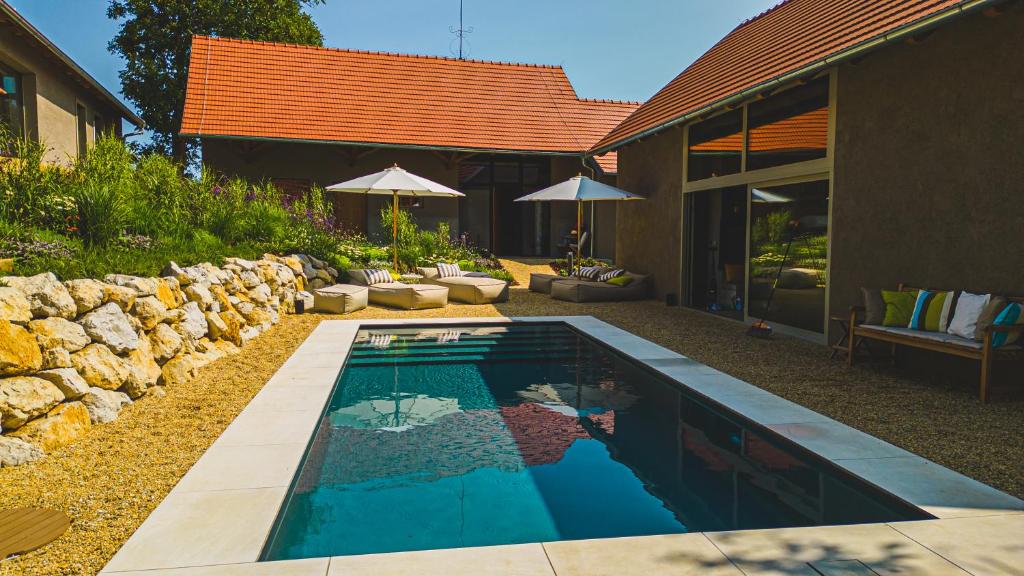 Fokovci的住宿－Gardenguesthouse Mlinar，一座房子后院的游泳池
