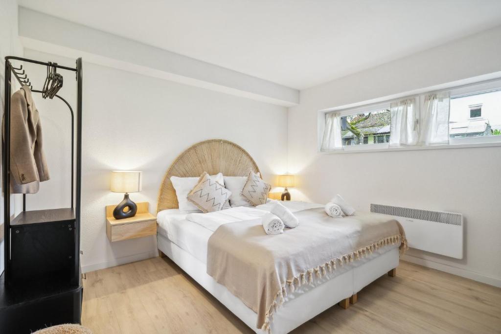 Casa Oasis IV: Modern, Nespresso & Thermennähe في باد فسينغ: غرفة نوم بيضاء بها سرير ونافذة