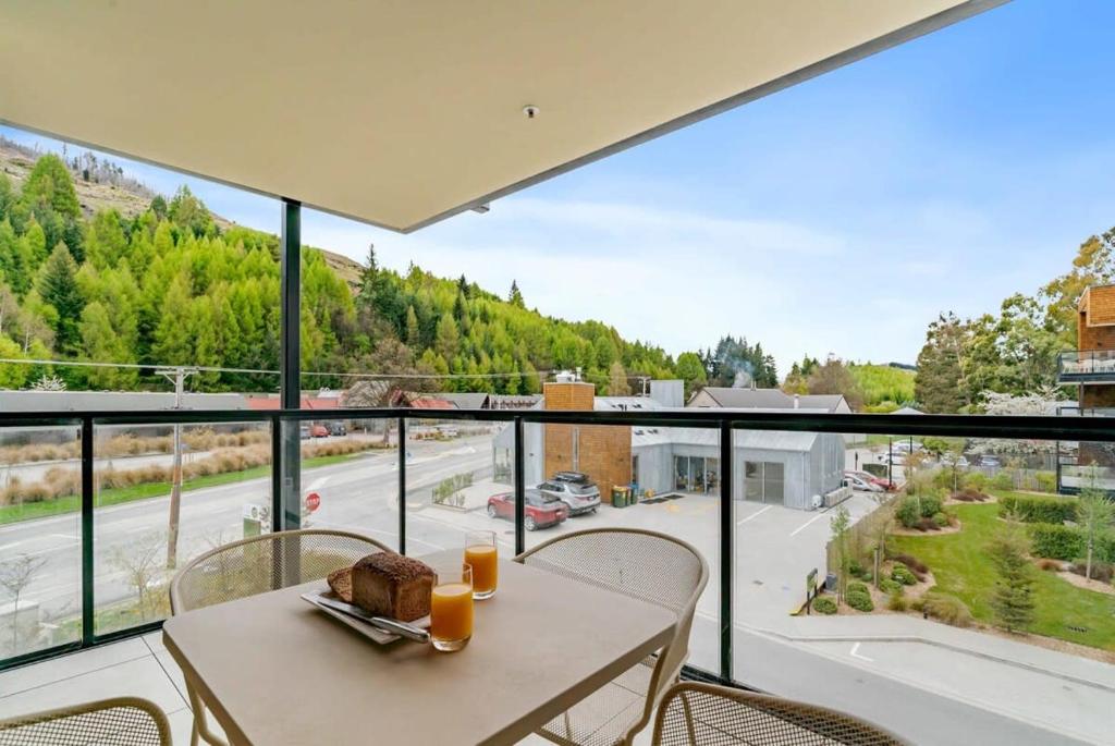 - une salle à manger avec une table et une vue sur une rue dans l'établissement Vue Alpine - La Residence du Parc, à Queenstown