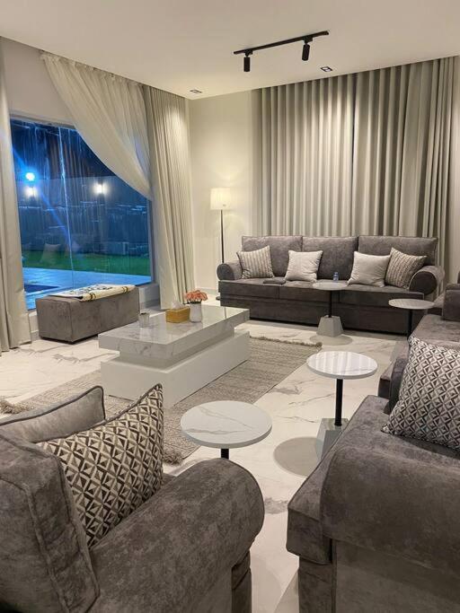 烏姆拉吉的住宿－شاليه السمو الفندقي，带沙发和桌子的大型客厅