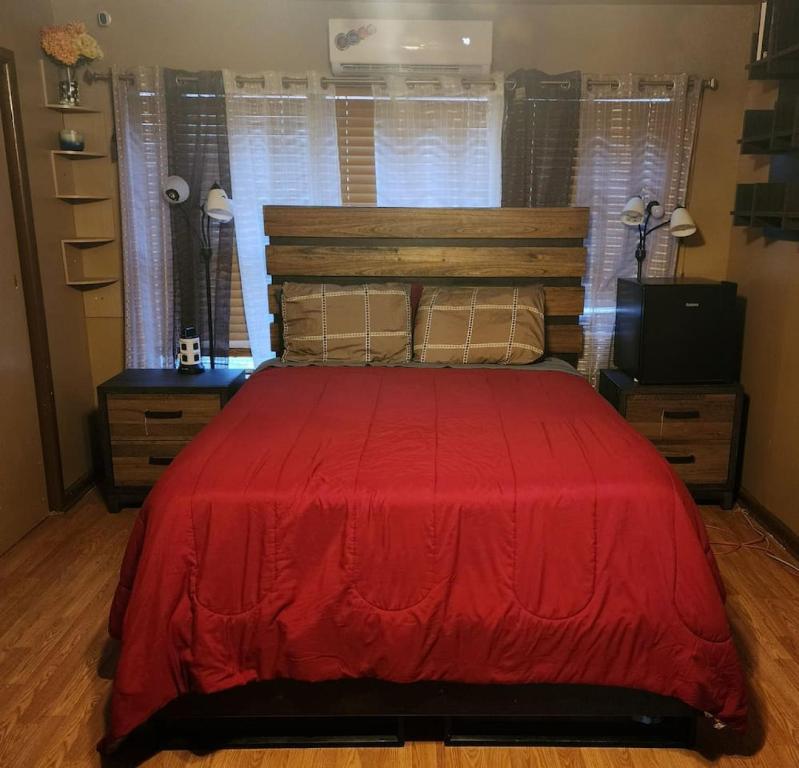 1 dormitorio con 1 cama con colcha roja en Comfy Spacious Private Room 1 with Attached Bath, en Dallas