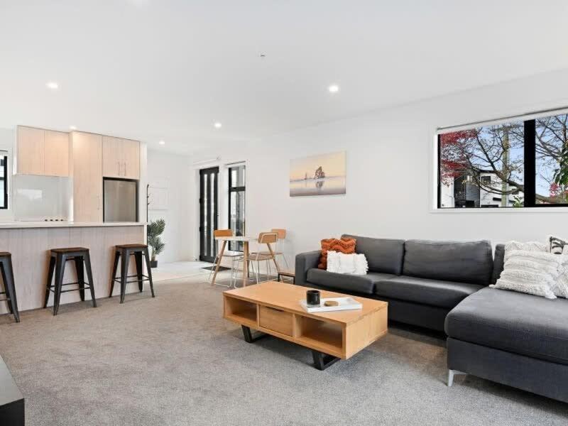 sala de estar con sofá y mesa en Central Convenience on Armagh, en Christchurch