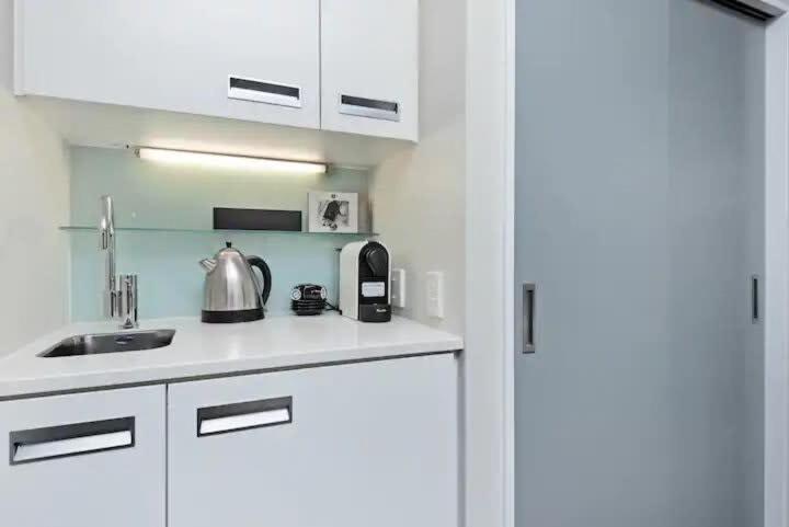 Kuchyň nebo kuchyňský kout v ubytování Luxury 1 Bedroom Studio