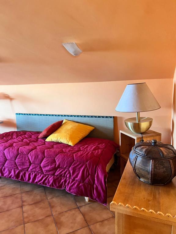 A bed or beds in a room at Giustina - appartamento spazioso e tranquillo - parcheggio privato per BICI e auto - su richiesta ammessi animali