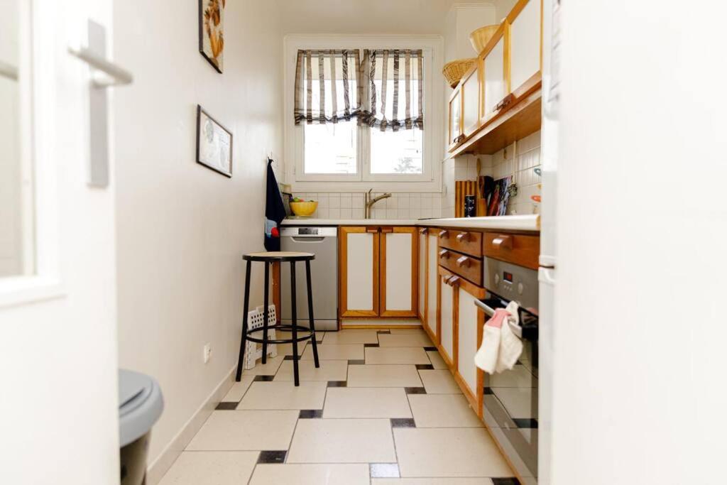 une petite cuisine avec un évier et un comptoir dans l'établissement Beau F1 lumineux et calme, à Chilly-Mazarin