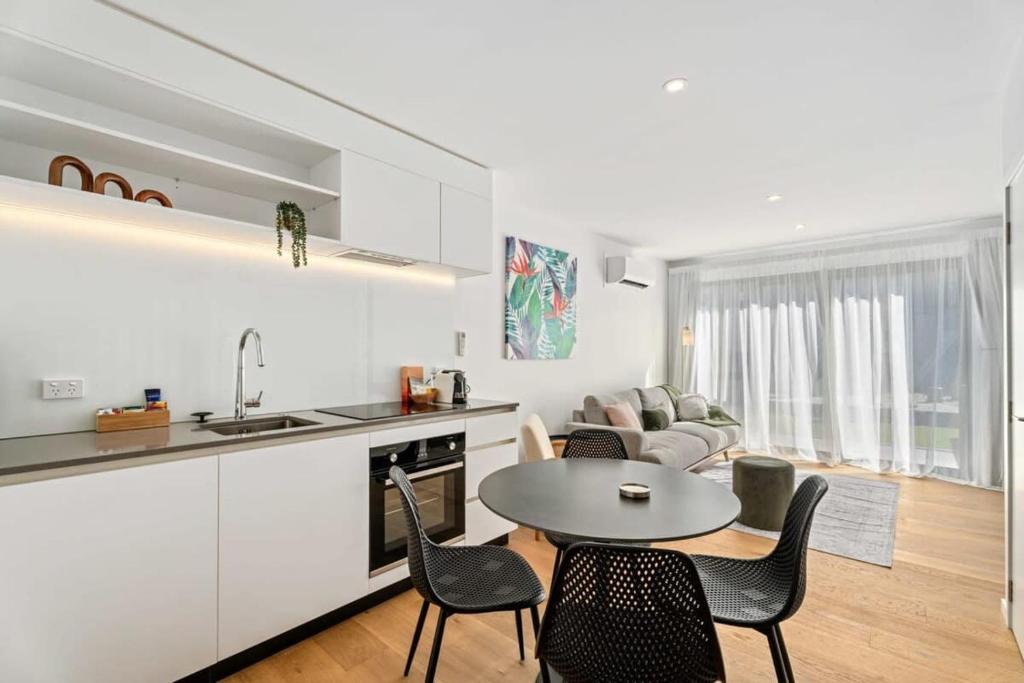 una cucina e un soggiorno con tavolo e sedie di Alpine Adventurer's Abode a Albert Town