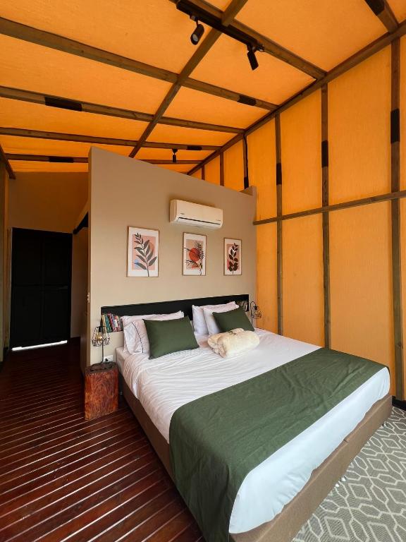 Cama o camas de una habitación en Cabañas para parejas cerca a Medellín - LUUM By Roots Rentals