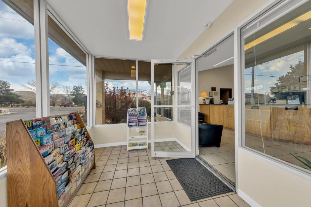 Balkón nebo terasa v ubytování Days Inn by Wyndham Carson City