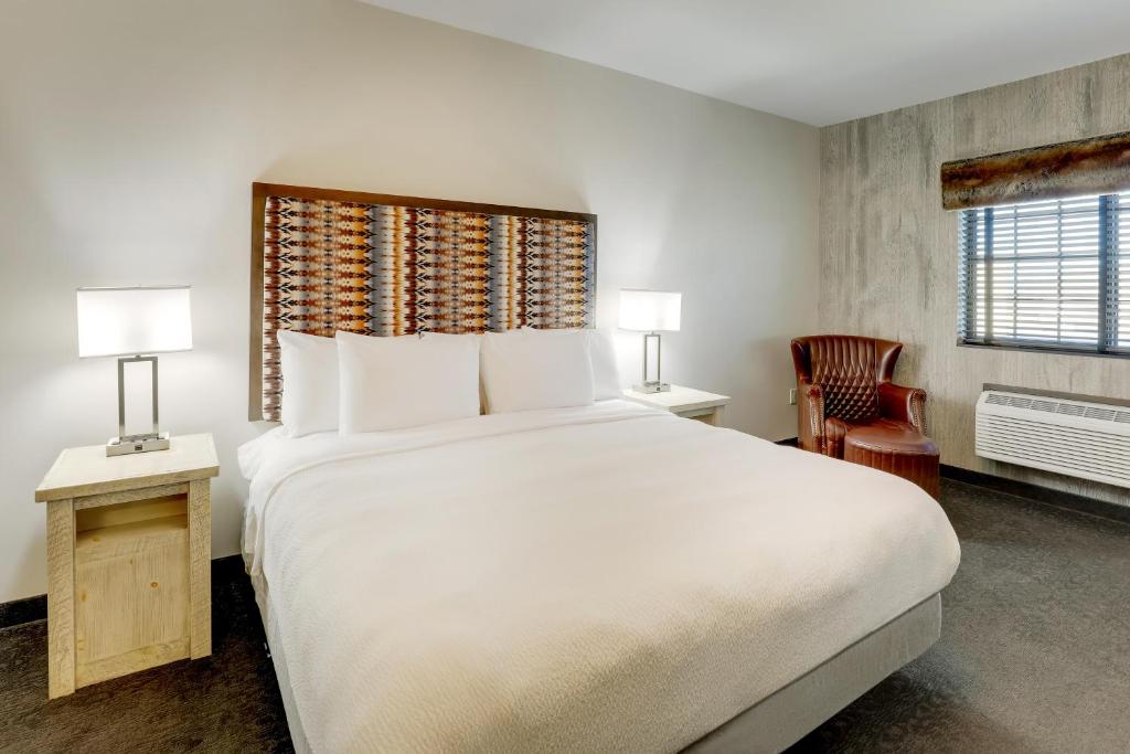 Stoney Creek Hotel Tulsa - Broken Arrow - Deluxe King Room