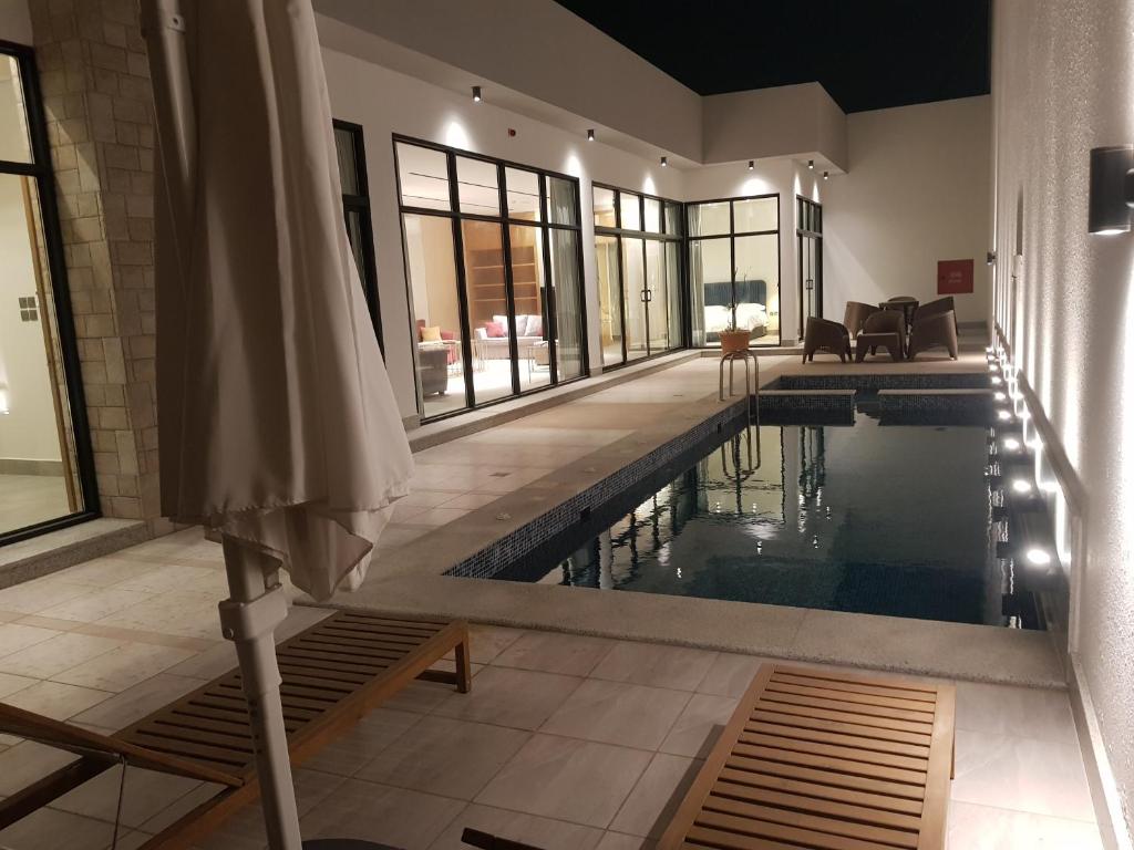 ein Pool in einem Haus mit einem Haus in der Unterkunft مساكن كيو in Dammam