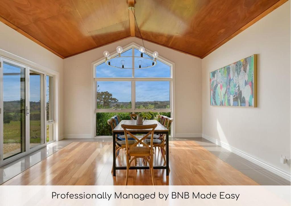 Borenore Retreat Huge Family Home Amazing Views - Housity