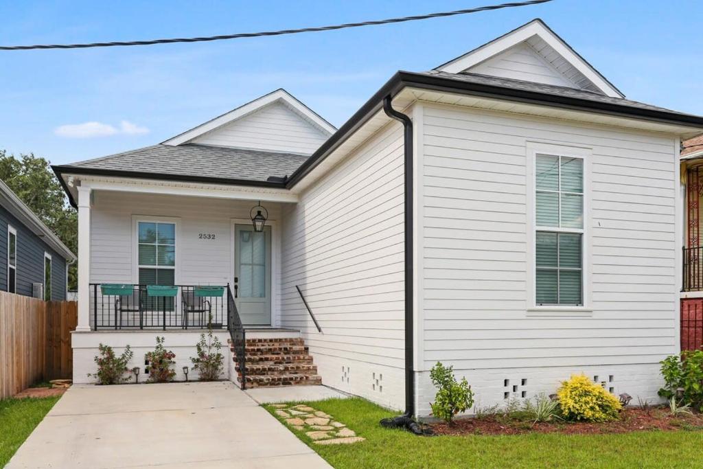 een wit huis met een veranda bij Stunning Luxury Home 2 Blocks From Streetcar in New Orleans