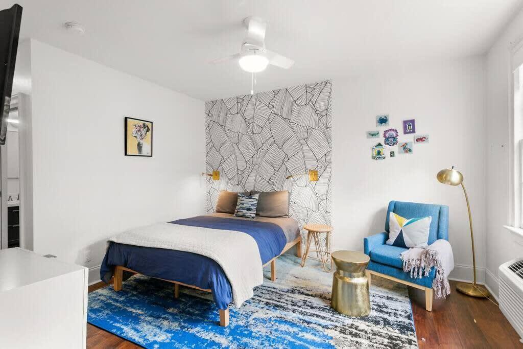 Ένα ή περισσότερα κρεβάτια σε δωμάτιο στο Garden District Studio Apartment - Gated Parking