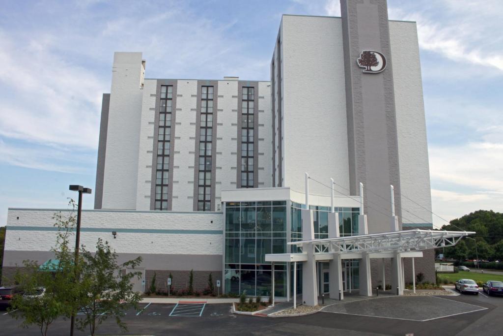 un gran edificio con un estacionamiento delante de él en DoubleTree by Hilton Virginia Beach en Virginia Beach