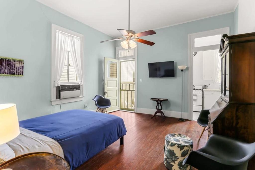 1 dormitorio con 1 cama azul y ventilador de techo en Fab Studio on Tree-Lined Street w City Bikes, en Nueva Orleans