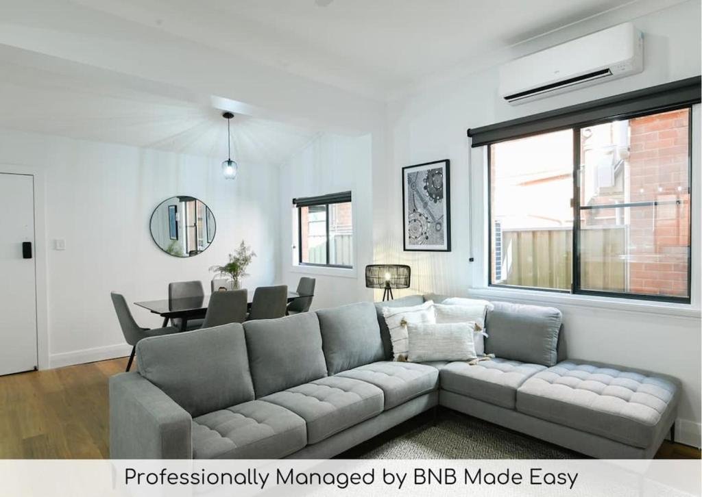 Χώρος καθιστικού στο Tamworth Retreat - Sleek & Stylish, Sleeps 5