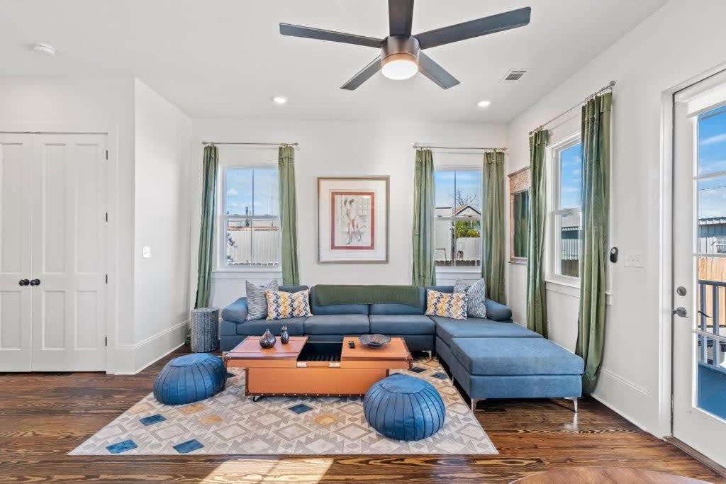 sala de estar con sofá azul y ventilador de techo en Luxury 4BD with Pool and off street parking en Nueva Orleans