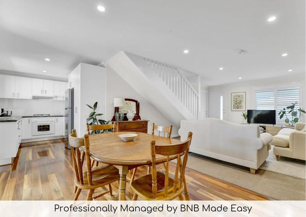 オレンジにあるWarrendine Bliss - Cosy Couples Retreat, CBDのテーブルと椅子のあるキッチンとリビングルーム