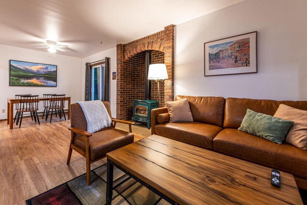 een woonkamer met een bank en een tafel bij Fall Getaway in Cozy 2BR near Old Town Lafayette in Lafayette