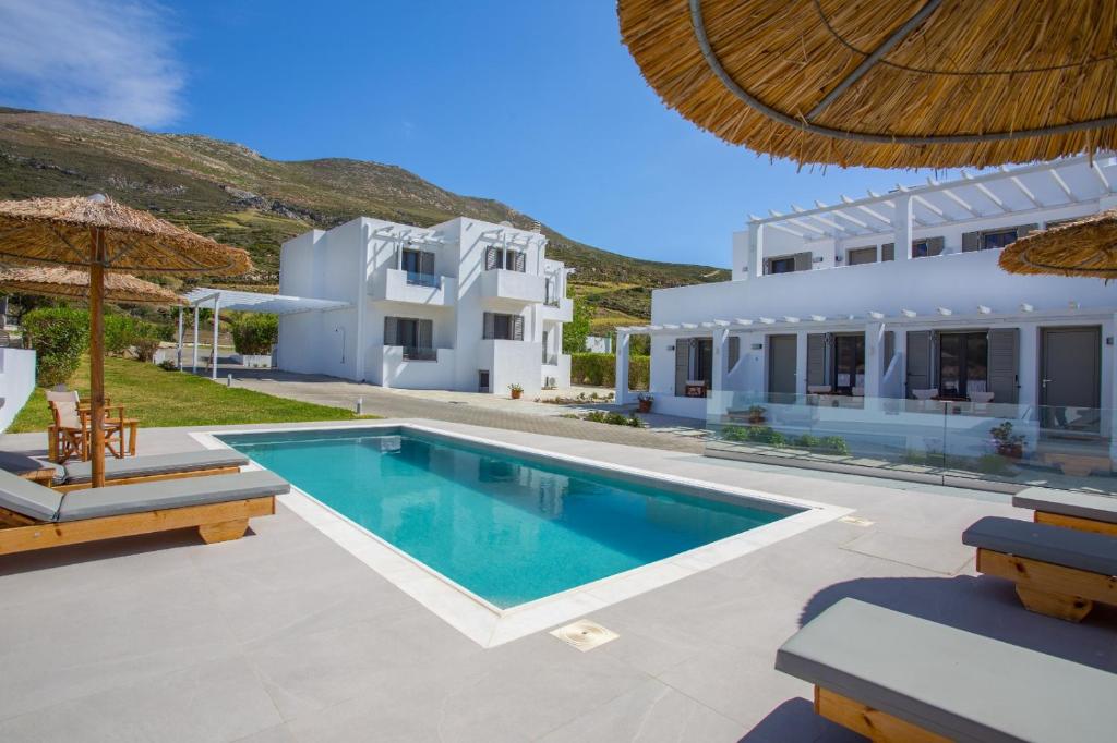 una villa con piscina e una casa di Achilli Apartments a Skiros
