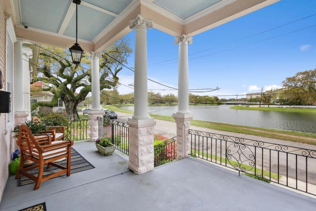eine Veranda mit Säulen und Flussblick in der Unterkunft Unbeatable 2BD Bayou Luxury STEPS TO JAZZ FEST in New Orleans