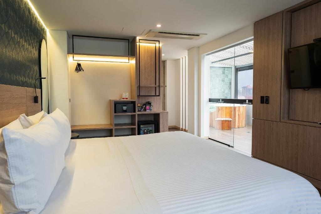 Postel nebo postele na pokoji v ubytování Hotel Black Tower Premium
