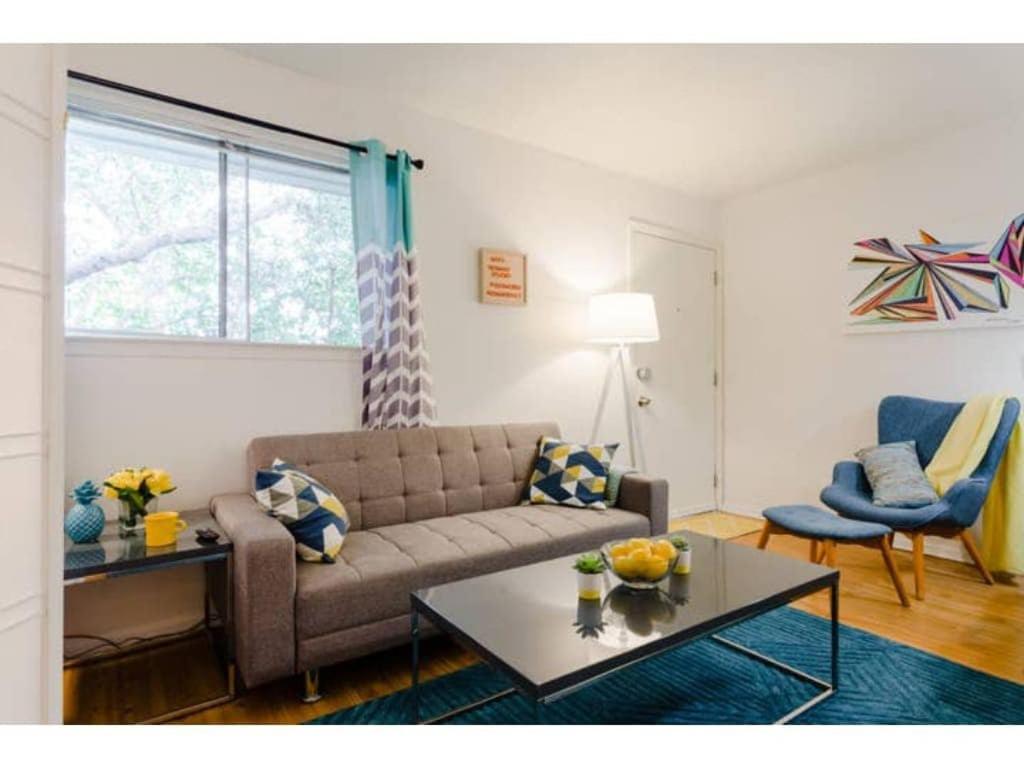 - un salon avec un canapé et une table dans l'établissement Nomad Studio l 12-Min to DT l 5-Min to Domain l TV, à Austin