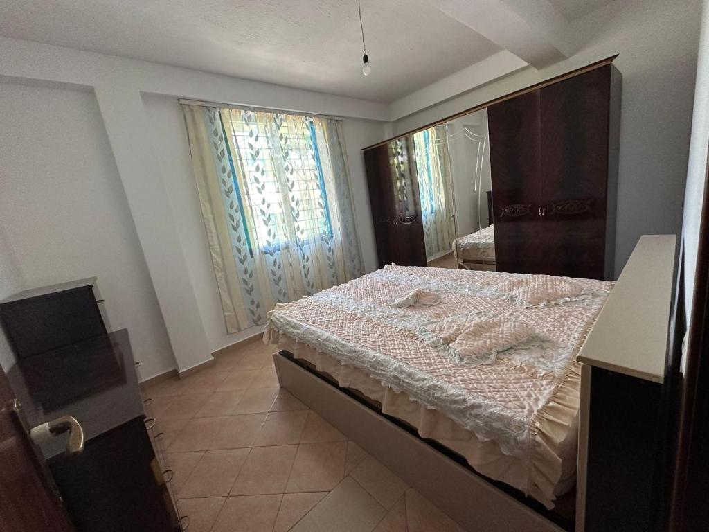 ein Schlafzimmer mit einem Bett und einem großen Fenster in der Unterkunft Casa in Albania a Tirana vicino il centro in Tirana