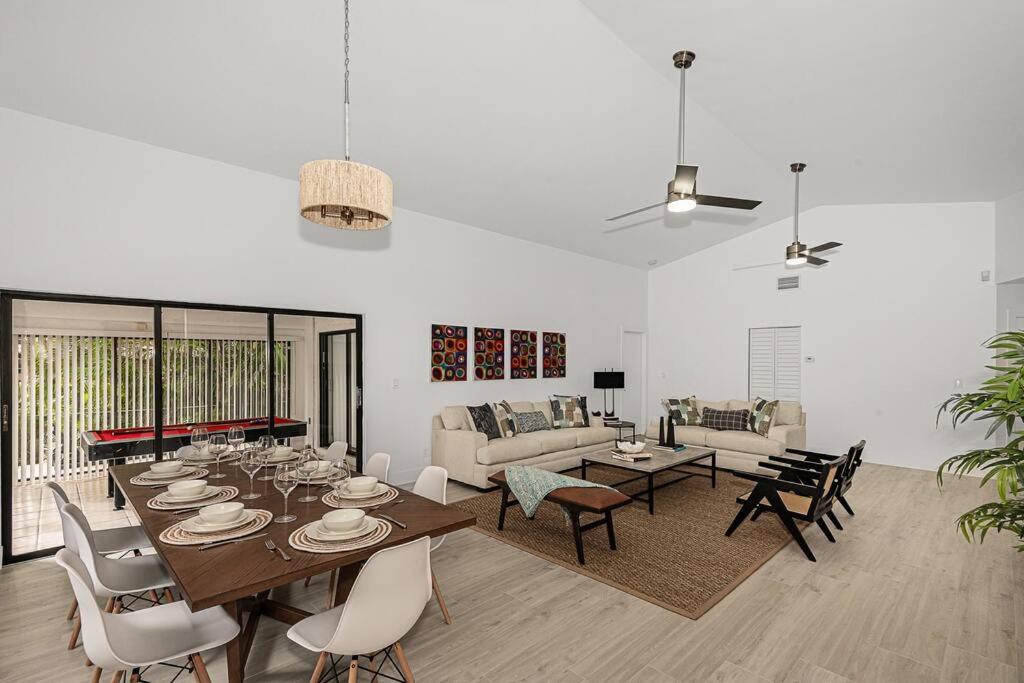 comedor y sala de estar con mesa y sillas en Modern and Cheerful Home with Pool, en Dania Beach