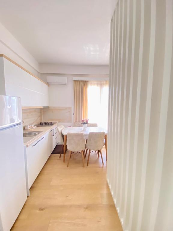Kuchyň nebo kuchyňský kout v ubytování HC Hotel & Suites