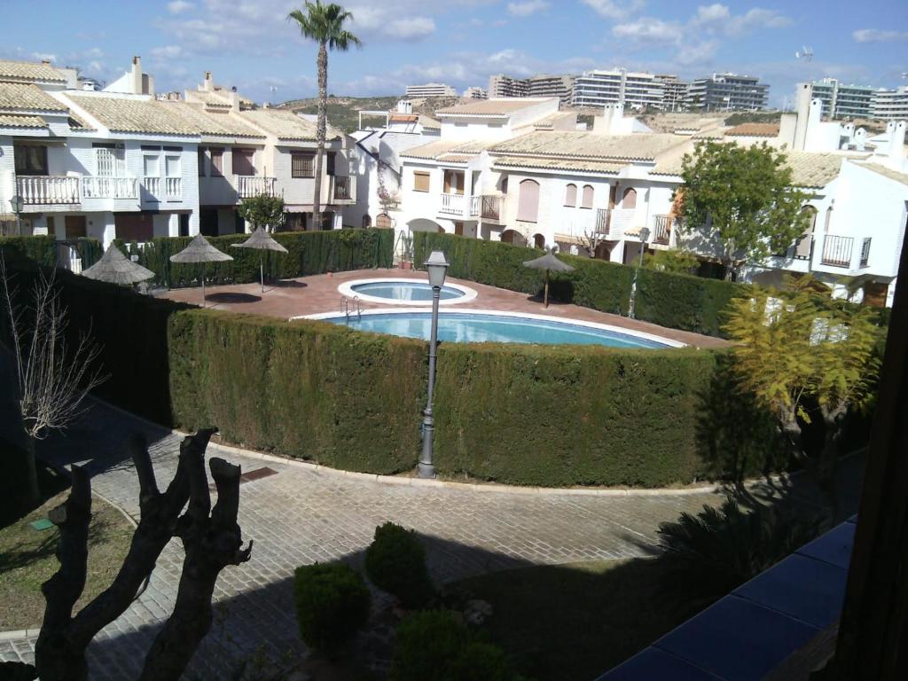 Blick auf einen Innenhof mit einem Pool in der Unterkunft Apartamento con varias piscinas, jardines y garaje en Costa Hispania in Gran Alacant