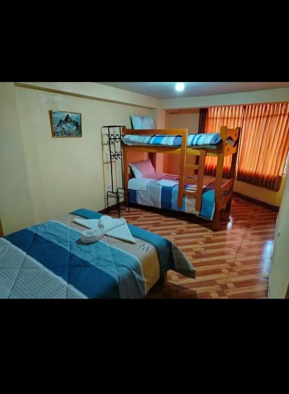 sypialnia z 2 łóżkami piętrowymi w obiekcie Home Dreams Cusco w Cuzco