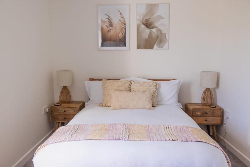 Llit o llits en una habitació de Charming Cottage with Stunning Views