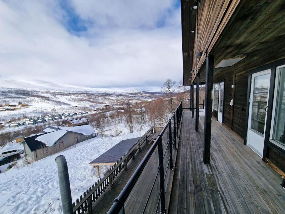 eine Veranda eines Gebäudes mit Schnee auf dem Boden in der Unterkunft Tänndalen - Äventyr & natur i fjällen in Tänndalen