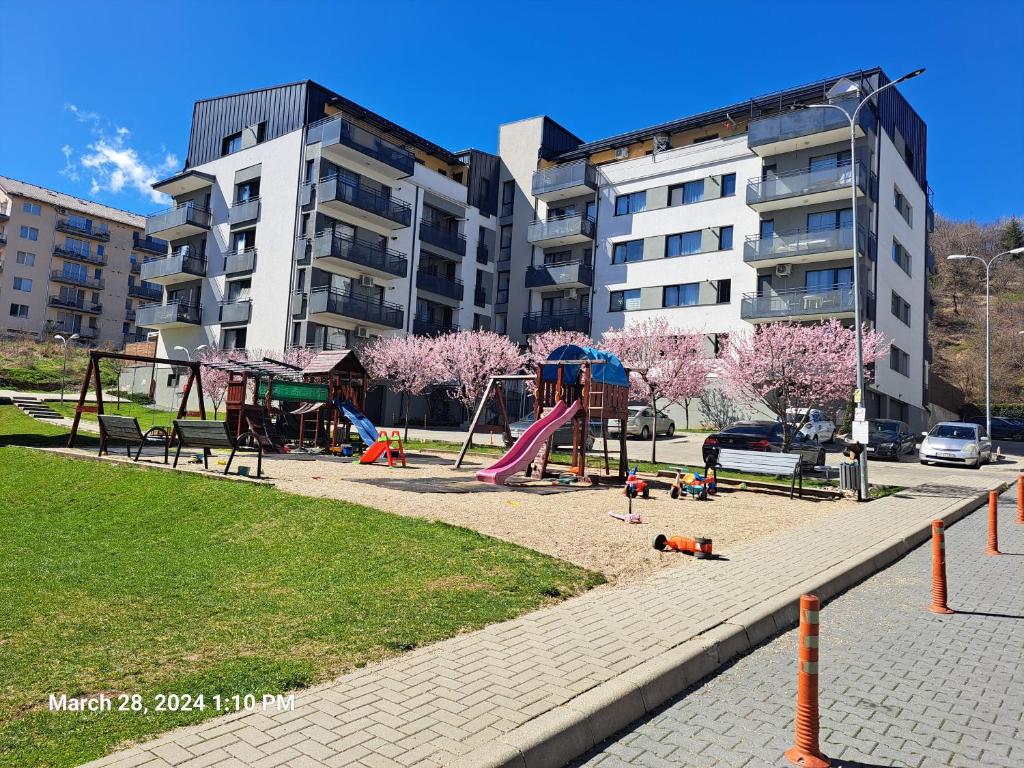 um parque com parque infantil com escorrega em Apartment close to Cluj-Napoca em Floresti