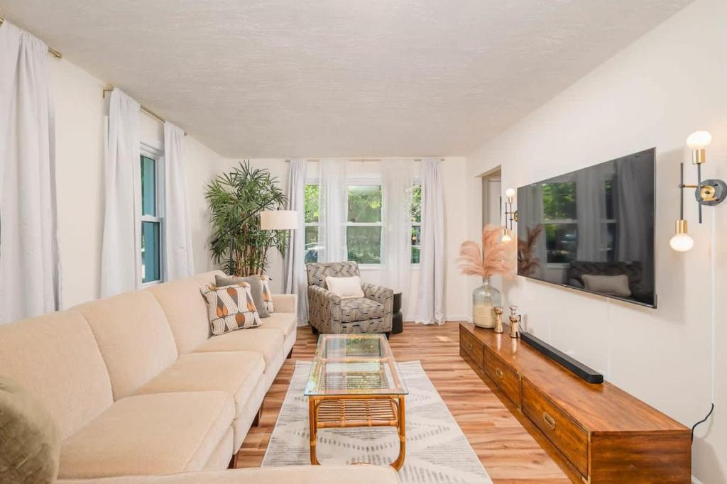 Oak Street Adobe - Housity
