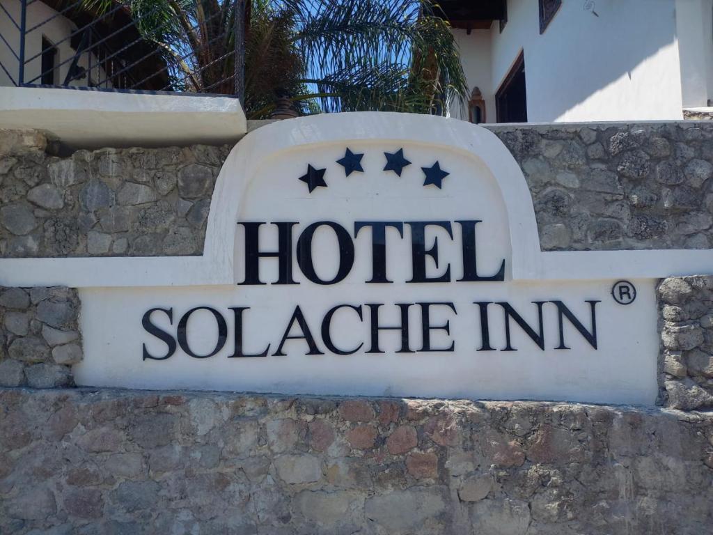 Zitácuaro的住宿－SOLACHE INN，酒店索斯蒂斯旅馆标志