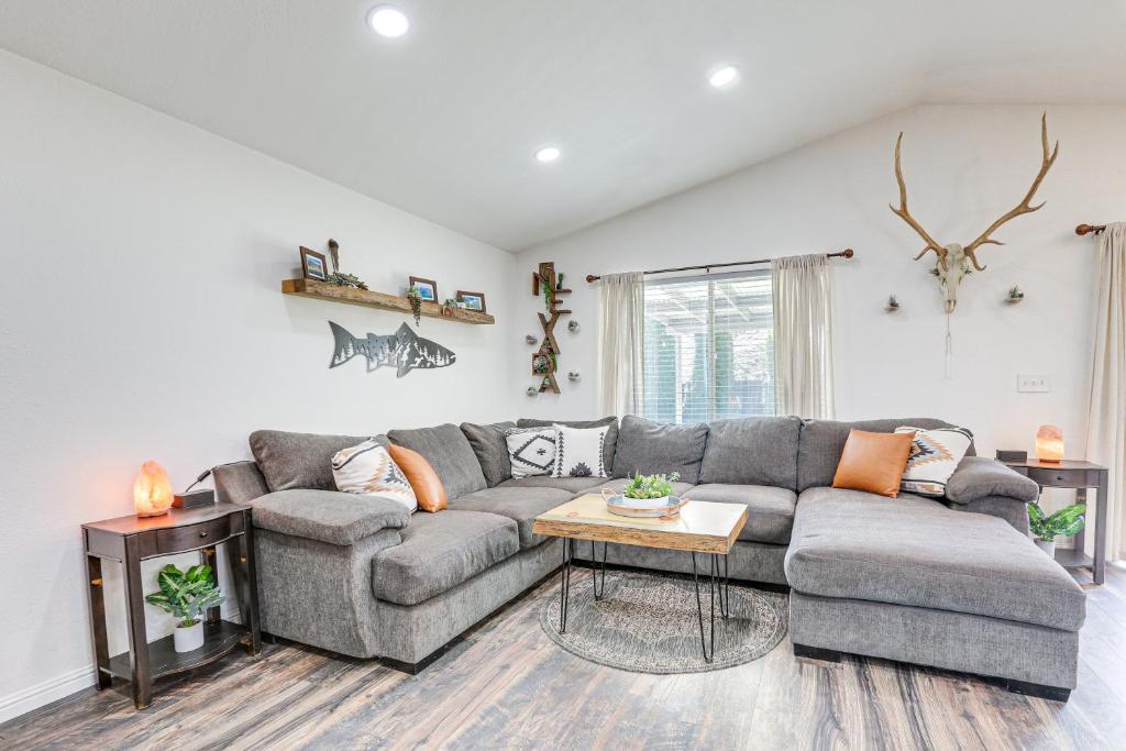 ein Wohnzimmer mit einem grauen Sofa und einem Tisch in der Unterkunft Sparks Home with Home Gym - Close to Casinos! in Sparks