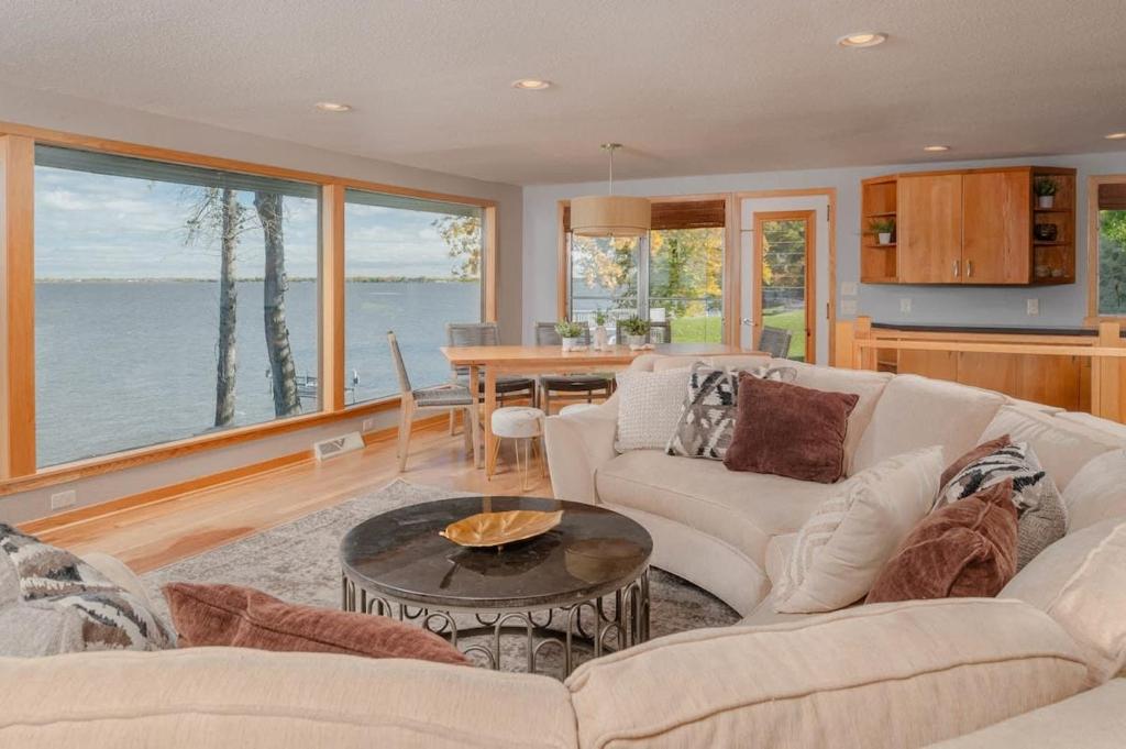 uma sala de estar com um sofá e uma mesa em Stay at Sunset Shoreline Lakehouse em Oshkosh