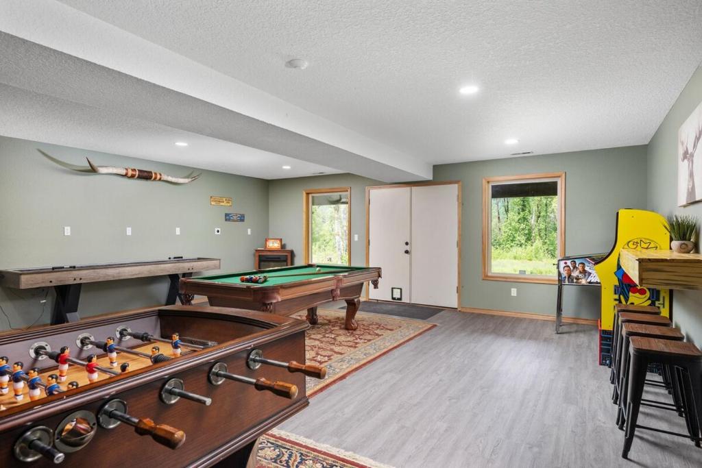 uma sala de jogos com mesa de bilhar e bilhar em Iron Mountain - Spacious Secluded Lodge with Hot Tub & Game Room em Sandy