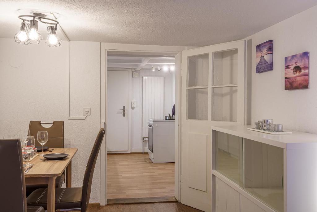 a kitchen and dining room with a table and a dining room at Apartment am schönen Brienzersee in Brienz