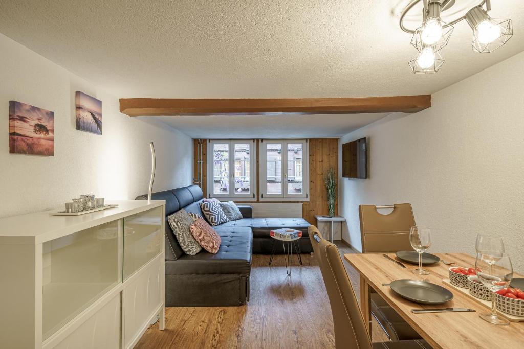 - un salon avec un canapé et une table dans l'établissement Apartment am schönen Brienzersee, à Brienz