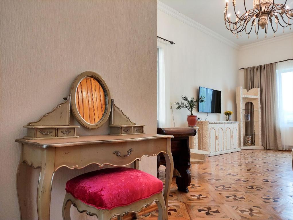 TV a/nebo společenská místnost v ubytování Veranda Boutique Hotel Kutaisi