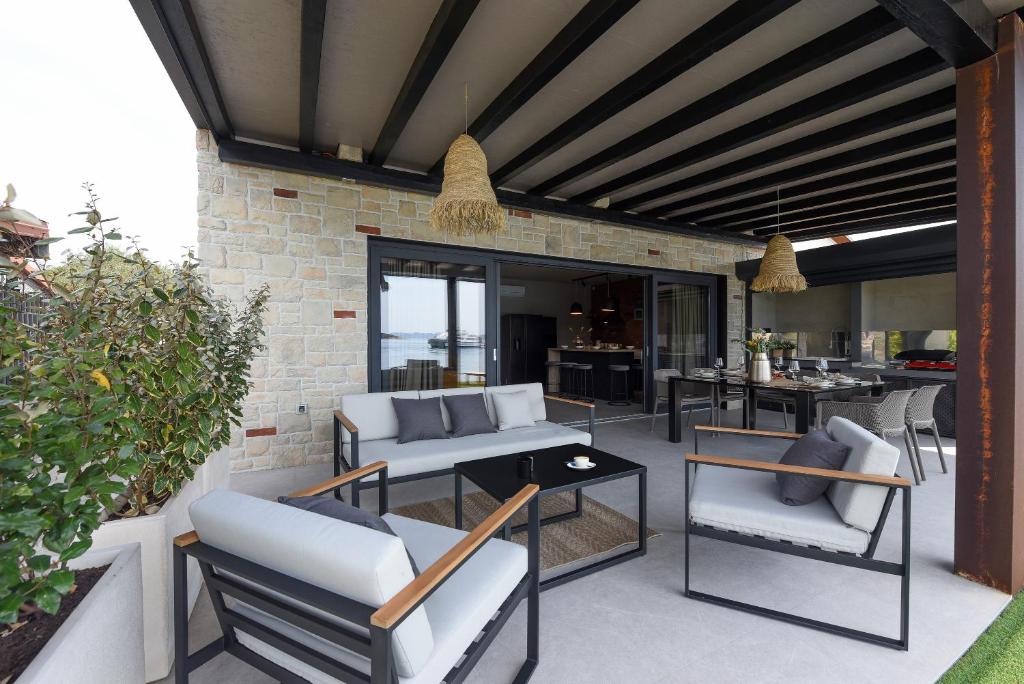 Posezení v ubytování NEW Luxury Feel Good House by the Sea