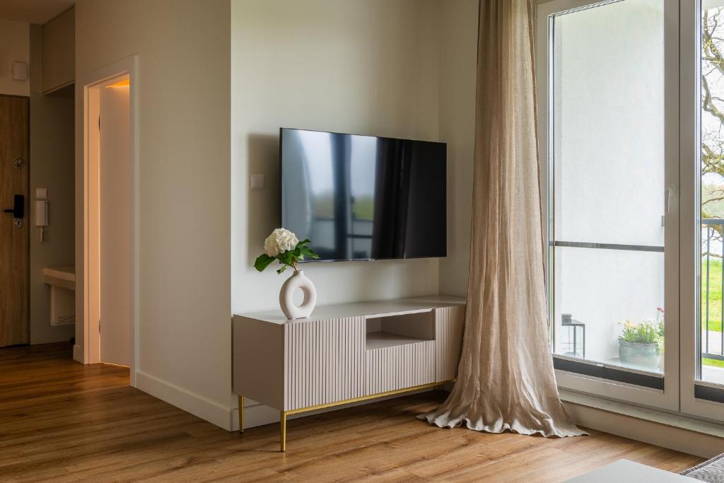 TV tai viihdekeskus majoituspaikassa Natura Iława Luxury Apartments