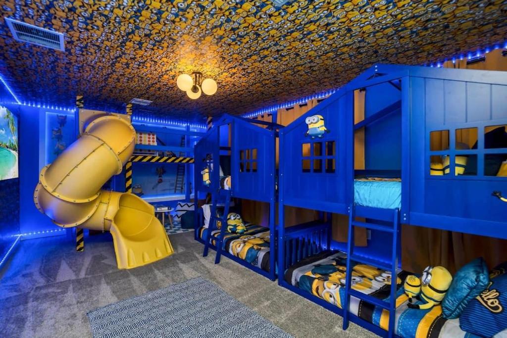 Litera azul con tobogán y sala de juegos en Luxury Incredible Themed Home best vacation, en Kissimmee