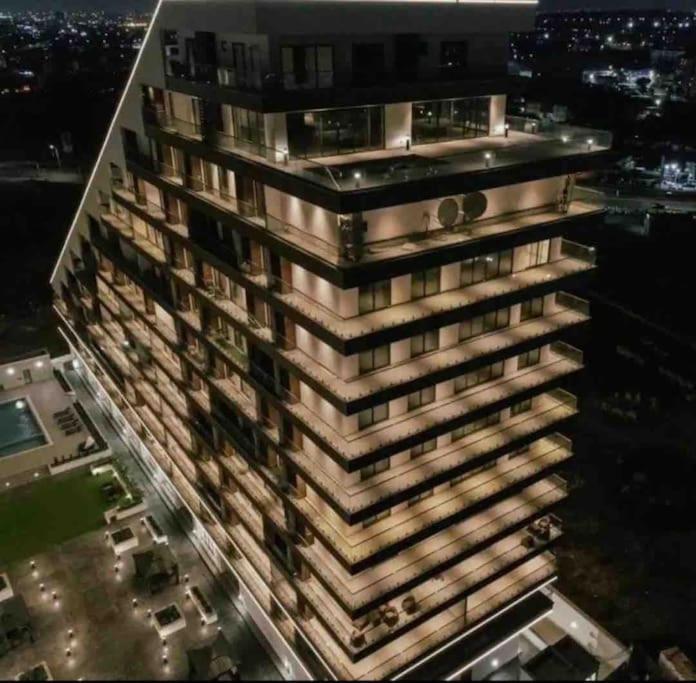 ein hohes Gebäude mit vielen Fenstern darauf in der Unterkunft Luxury Studio Apartment in Accra