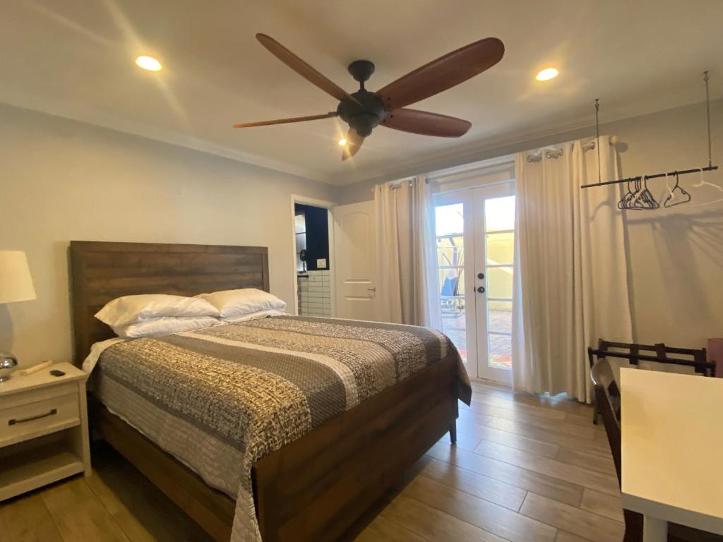 um quarto com uma cama e uma ventoinha de tecto em Windsor Room em Phoenix