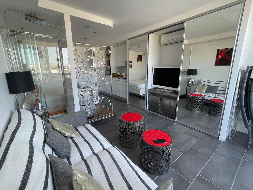 un salon avec un lit et une télévision dans l'établissement Studio Haut de Gamme : Sunshine, au Cap d'Agde